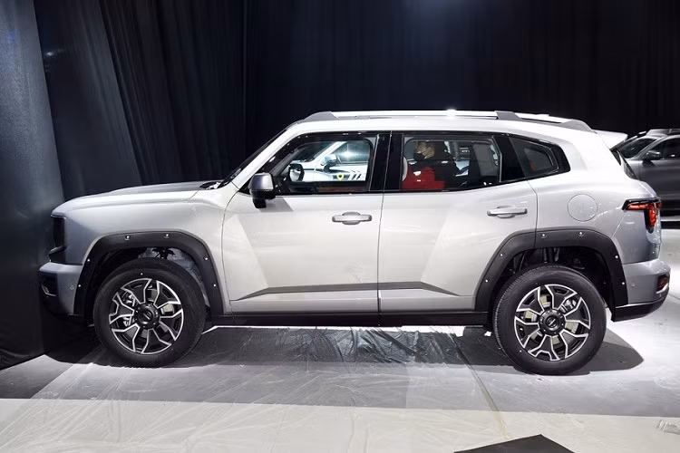 Bên cạnh đó, xe còn đi kèm chip Qualcomm Snapdragon 8155, màn hình hiển thị thông tin kính lái 9 inch, 35 hộc chứa đồ, ghế dành riêng cho trẻ em hỗ trợ kết nối Bluetooth với 2 chế độ sưởi/thông hơi, tủ lạnh thông minh kết nối Bluetooth, cốc uống nước thông minh, máy tạo độ ẩm thông minh, sạc không dây 50W và đèn đuổi muỗi để cắm trại.