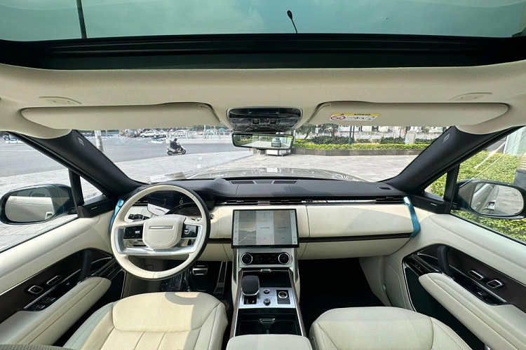 Vòng ra phía bên hông và đuôi xe, Range Rover của Cường Đô la mới mua quả đã lột xác hoàn toàn khác lạ với kiểu đèn hậu LED mỏng nhất từng thấy. Chất liệu nội thất xe Range Rover của Cường Đô la là sự kết hợp giữa vải với len cao cấp Kvadrat sẽ được cung cấp như một tùy chọn thay thế cho nội thất da.