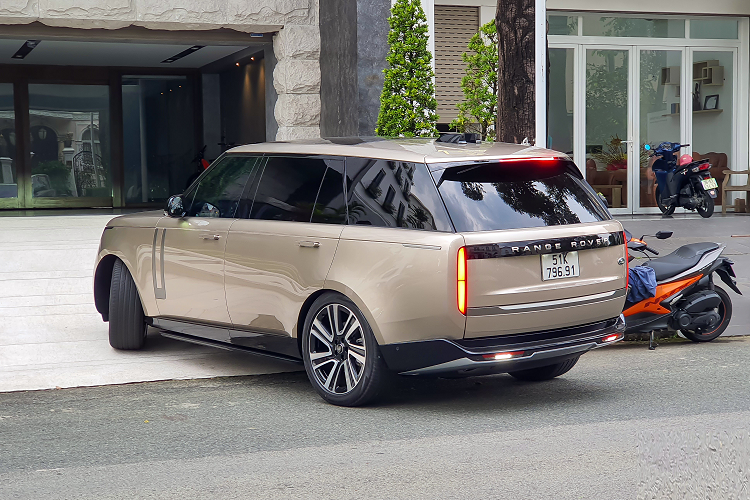 Theo thông tin chúng tôi tìm hiểu có được, chiếc xe Range Rover thế hệ mới được Cường Đô la mua tặng vợ cũng là chiếc xe Land Rover đầu tiên mà anh này mua, 1 sự bất ngờ rất lớn và điều đó cho thấy, dòng xe Range Rover thế hệ mới đã được vẻ đẹp, trang bị công nghệ và động cơ rất ấn tượng.