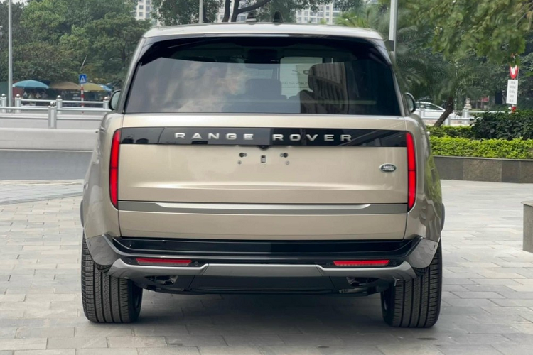 Mới đây, chiếc xe SUV hạng sang Range Rover 2023 của Cường Đô la mua tặng vợ đã lộ diện, đó không phải là phiên bản đắt đỏ SV, thay vào đó, là bản tiêu chuẩn, nhưng giá xe Range Rover 2023 thế hệ mới cũng đã từ 10,12 tỷ đồng, chưa bao gồm các tùy chọn thêm.