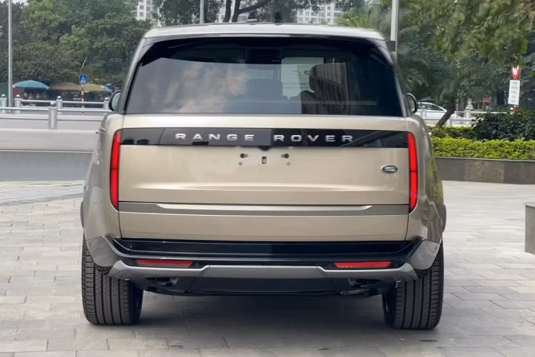Mới đây, chiếc xe SUV hạng sang Range Rover 2023 của Cường Đô la mua tặng vợ đã lộ diện, đó không phải là phiên bản đắt đỏ SV, thay vào đó, là bản tiêu chuẩn, nhưng giá xe Range Rover 2023 thế hệ mới cũng đã từ 10,12 tỷ đồng, chưa bao gồm các tùy chọn thêm.