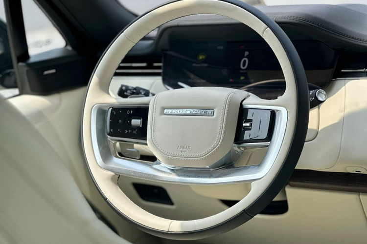 Land Rover đã đưa một loạt các công nghệ tiên tiến vào mẫu xe Range Rover mới như khử tiếng ồn chủ động thế hệ thứ ba mang lại không gian nội thất yên tĩnh nhất khi vận hành trên đường...