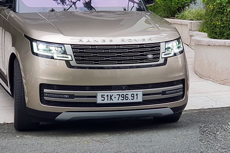 Range Rover thế hệ mới được trang bị hệ truyền động hybrid (MHEV) với động cơ xăng, tăng áp, 6 xi-lanh, dung tích 3.0 lít, sản sinh ra công suất tối đa 355 mã lực và mô-men xoắn cực đại đạt 500 Nm. Xe kết hợp cùng hộp số tự động 8 cấp, vận tốc tối đa 242 km/h.