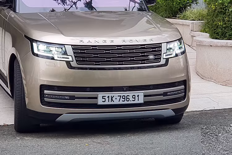 Range Rover thế hệ mới được trang bị hệ truyền động hybrid (MHEV) với động cơ xăng, tăng áp, 6 xi-lanh, dung tích 3.0 lít, sản sinh ra công suất tối đa 355 mã lực và mô-men xoắn cực đại đạt 500 Nm. Xe kết hợp cùng hộp số tự động 8 cấp, vận tốc tối đa 242 km/h.