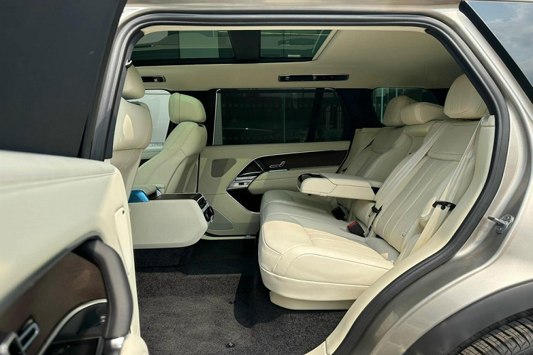 Ngoài ra, xe còn có trang bị màn hình Pivo Pro có kích thước lên tới 13,1 inch, đăng sau vô lăng có sự xuất hiện của màn hình giải trí 11,4 inch và tùy phiên bản còn đi kèm trợ lý ảo Amazon Alexaxe. Range Rover thế hệ mới được trang bị hệ thống âm thanh Meridian với 35 loa, công suất1.608 W, ghế chỉnh điện 24 hướng có tính năng mát-xa...