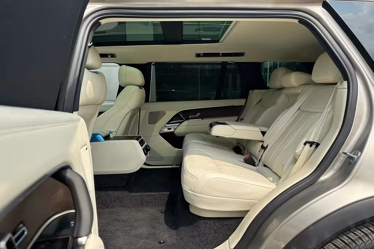 Ngoài ra, xe còn có trang bị màn hình Pivo Pro có kích thước lên tới 13,1 inch, đăng sau vô lăng có sự xuất hiện của màn hình giải trí 11,4 inch và tùy phiên bản còn đi kèm trợ lý ảo Amazon Alexaxe. Range Rover thế hệ mới được trang bị hệ thống âm thanh Meridian với 35 loa, công suất1.608 W, ghế chỉnh điện 24 hướng có tính năng mát-xa...