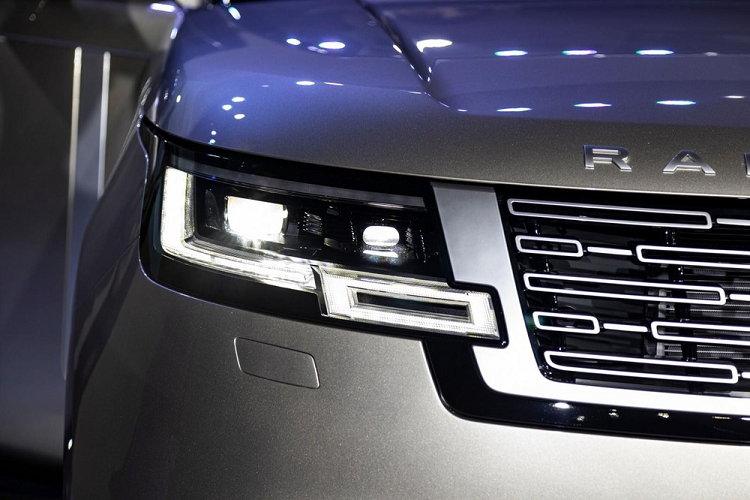 Chiếc Range Rover thế hệ mới của Cường Đô la mua tặng cho Đàm Thu Trang có ngoại thất được sơn màu vàng Batumi Gold, 1 trong các bộ áo là quốc dân trên Range Rover thế hệ mới. Xe được áp dụng triết lý "phẳng" để giúp hệ số cản gió của xe chỉ ở mức 0,3 Cd, thấp nhất trong phân khúc SUV hạng sang cỡ lớn. Tay nắm cửa xe thò thụt, đèn pha và đèn hậu LED của xe là dạng full led...