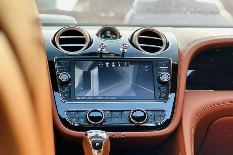 Bentley Bentayga là chiếc xe SUV siêu sang đầu tiên trên thế giới được sản xuất, chính vì điều này mà hãng xe Anh quốc từng khá áp lực vì có thời điểm đơn đặt hàng kéo dài đến tận 2 năm sau.