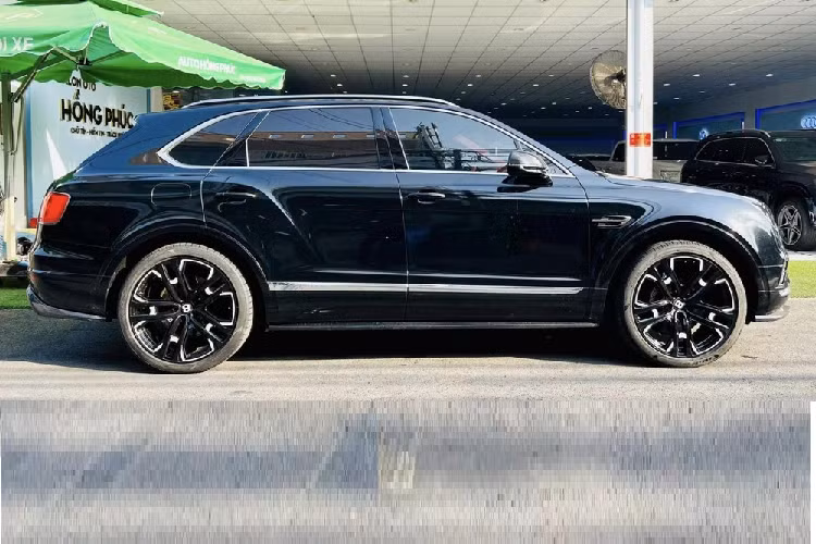Hiện tại, SUV siêu sang Bentley Bentayga đã có trên 8 phiên bản, đù loại giúp khách hàng có nhiều sự lựa chọn. Điều này là cần thiết khi phân khúc cao cấp hơn đã có Rolls-Royce Cullinan còn phân khúc SUV siêu sang giá rẻ đã có sự hiện diện của Mercedes-Maybach G-Class.
