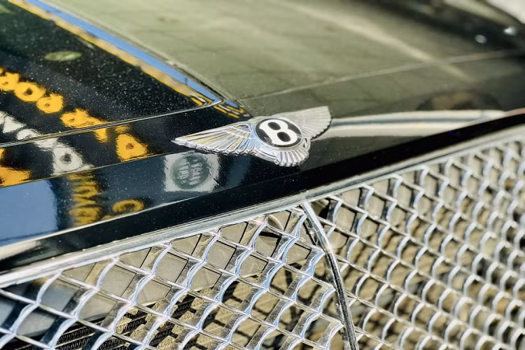 Nhận thấy việc sở hữu 1 chiếc xe SUV siêu sang Bentley Bentayga nhưng giá lại rẻ hơn SUV hạng sang Lexus LX600 đến hơn 3,5 tỷ đồng, chính vì vậy, 1 tay chơi xe đã nhanh chóng chốt đơn chiếc Bentley Bentayga đời 2017 này