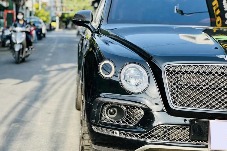 Cách đây 2 tuần, thông tin rao bán về chiếc SUV siêu sang Bentley Bentayga đời 2017 hơn 5 tỷ đồng trên sàn xe cũ tại Việt Nam đã thu hút sự quan tâm không nhỏ của giới mê xe trong nước. 