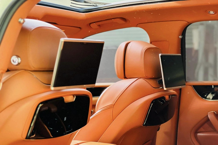 Chiếc xe SUV siêu sang Bentley Bentayga được rao bán với giá chỉ 5,1 tỷ đồng đã có người mua thuộc bản cũ, thế hệ đầu tiên, xe có màu đen cùng nhiều chi tiết mạ crôm bóng loáng làm điểm nhấn, ngoài ra chiếc xe Bentley Bentayga này còn sở hữu bộ mâm đa chấu kép được sơn 2 màu tương phản là đen và trắng.