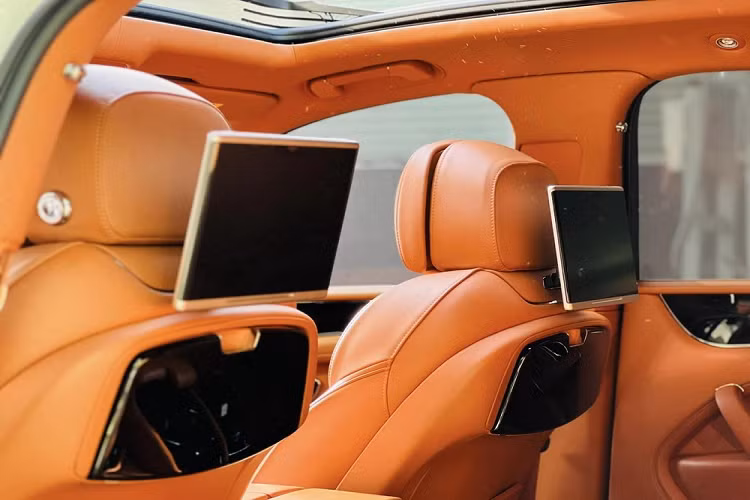 Chiếc xe SUV siêu sang Bentley Bentayga được rao bán với giá chỉ 5,1 tỷ đồng đã có người mua thuộc bản cũ, thế hệ đầu tiên, xe có màu đen cùng nhiều chi tiết mạ crôm bóng loáng làm điểm nhấn, ngoài ra chiếc xe Bentley Bentayga này còn sở hữu bộ mâm đa chấu kép được sơn 2 màu tương phản là đen và trắng.