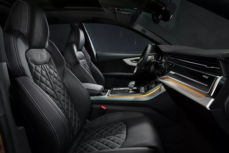 Lưới tản nhiệt được bao bọc bởi các khe hút gió cản đã được sửa đổi, nổi bật bởi các chi tiết trang trí màu đen hoặc bằng nhôm có kích thước rộng rãi. Sự thay đổi lớn nhất nằm ở hệ thống chiếu sáng. Audi Q8 2024 được trang bị đèn pha LED cường độ cao, có sự lựa chọn để nâng cấp lên đèn LED Matrix.