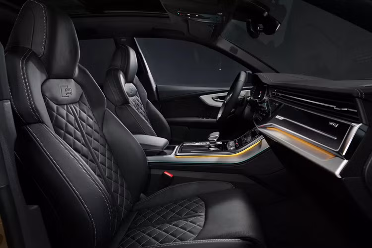 Lưới tản nhiệt được bao bọc bởi các khe hút gió cản đã được sửa đổi, nổi bật bởi các chi tiết trang trí màu đen hoặc bằng nhôm có kích thước rộng rãi. Sự thay đổi lớn nhất nằm ở hệ thống chiếu sáng. Audi Q8 2024 được trang bị đèn pha LED cường độ cao, có sự lựa chọn để nâng cấp lên đèn LED Matrix.