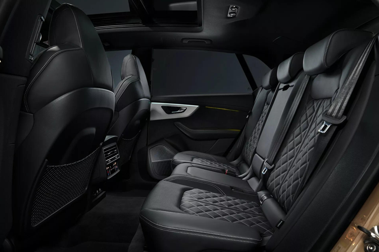 Điều đặc biệt là phiên bản này còn đi kèm với đèn pha HD Matrix LED và đèn laser cho chùm sáng xa, tự động bật khi xe đạt tốc độ 70 km/h. Đèn pha mới này còn có khả năng tùy chỉnh với bốn tín hiệu ánh sáng khác nhau thông qua màn hình thông tin giải trí.