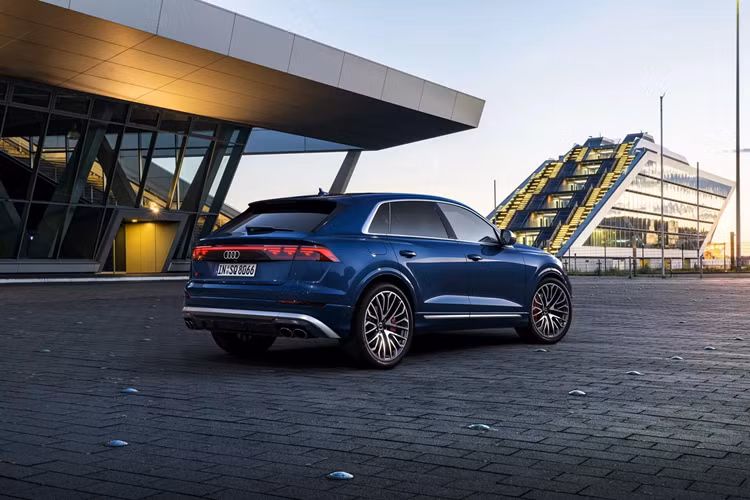 Điểm chung của tất cả các bản Q8 2024 tại Mỹ là chúng đều vận hành bằng động cơ xăng tăng áp 3.0L V6 có công suất 340 mã lực PS (250 kW) và mô-men xoắn 500 Nm, đi cùng hộp số tự động 8 cấp và hệ dẫn động 4 bánh quattro. Khả năng tăng tốc 0-100 km/h là 5,5 giây. Đây là thông số tương đương bản 55 TFSI giá 89.900 euro (2,286 tỷ đồng) tại châu Âu.