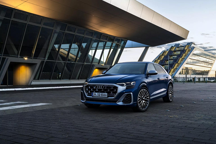 Trong khi đó, bản cấu hình khởi điểm của dòng SQ8 2024 hiệu năng cao có nhiều điểm tương đồng với Q8 Premium, chỉ khác biệt ở lưới tản nhiệt có họa tiết tổ ong, 4 ống xả và trang bị sẵn mâm 22 inch. Bên trong nội thất có sẵn ghế da Valcona, huy hiệu S, bàn đạp bằng thép không gỉ và ốp trang trí bằng sợi carbon mờ.