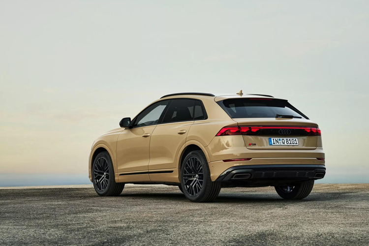 Tiếp đến là cấu hình Q8 Premium Plus giá 77.800 USD (1,912 tỷ đồng) bổ sung thêm tính năng làm mát cho ghế, điều hòa nâng cấp lên loại tự động 4 vùng, có dàn âm thanh B&amp;O cao cấp với 17 loa, bậc cửa phát sáng và trang bị hệ thống đèn viền nội thất.