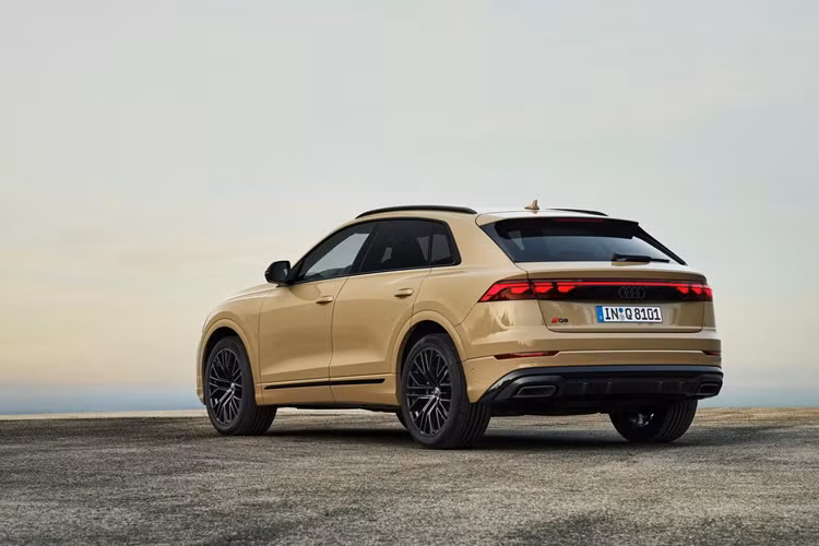 Tiếp đến là cấu hình Q8 Premium Plus giá 77.800 USD (1,912 tỷ đồng) bổ sung thêm tính năng làm mát cho ghế, điều hòa nâng cấp lên loại tự động 4 vùng, có dàn âm thanh B&amp;O cao cấp với 17 loa, bậc cửa phát sáng và trang bị hệ thống đèn viền nội thất.