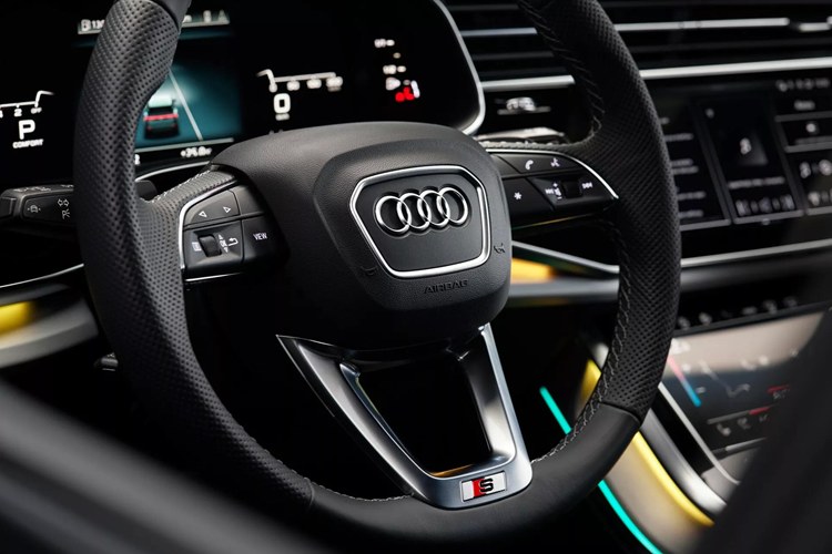 Audi Q8 và SQ8 2024 có 3 tùy chọn màu sơn ánh kim mới bao gồm Chili Red, Ascari Blue và Sakhir Gold cùng với 5 kiểu mâm hợp kim có kích thước từ 21 đến 23 inch. Bên trong cabin, có đến 9 lựa chọn trang trí và một số lựa chọn bọc ghế mới. Các lớp hoàn thiện như tro hạt mịn, vải chéo carbon và màu xám bạc tuyến tính nhôm cũng có sẵn, tùy thuộc vào cấu hình.