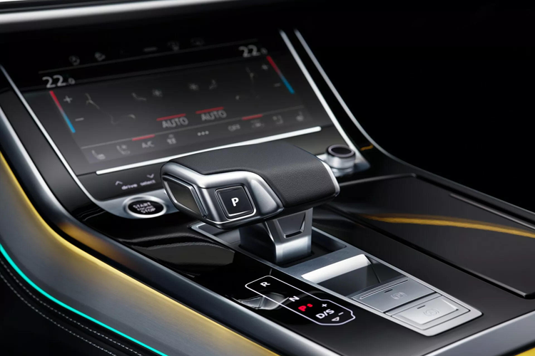 Ở phía sau, Audi đã tích hợp công nghệ OLED vào đèn hậu, tương tự như chiếc sedan A8 và crossover Q5. Điều này không chỉ mang lại tính thẩm mỹ mà còn tăng cường tính an toàn. Khi một chiếc xe đằng sau tiến đến gần, các thành phần OLED tự động sáng lên, tạo nên một diện mạo sang trọng cho mẫu xe.