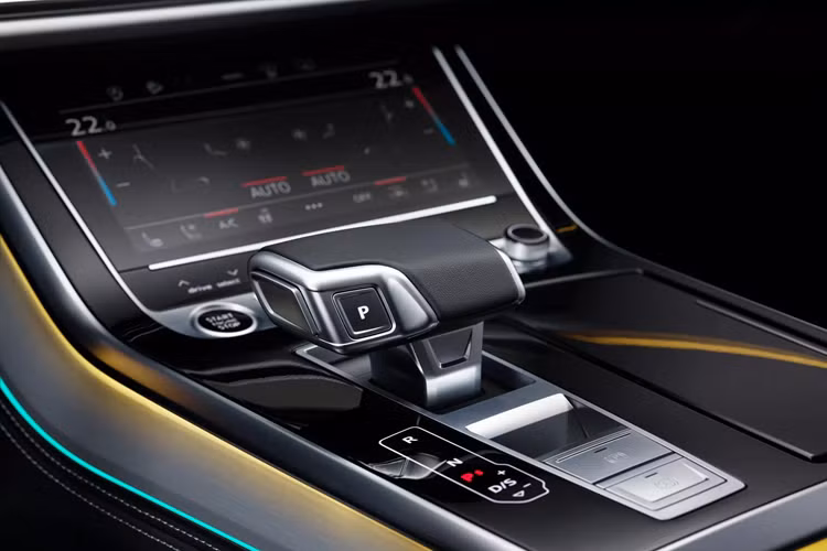 Ở phía sau, Audi đã tích hợp công nghệ OLED vào đèn hậu, tương tự như chiếc sedan A8 và crossover Q5. Điều này không chỉ mang lại tính thẩm mỹ mà còn tăng cường tính an toàn. Khi một chiếc xe đằng sau tiến đến gần, các thành phần OLED tự động sáng lên, tạo nên một diện mạo sang trọng cho mẫu xe.