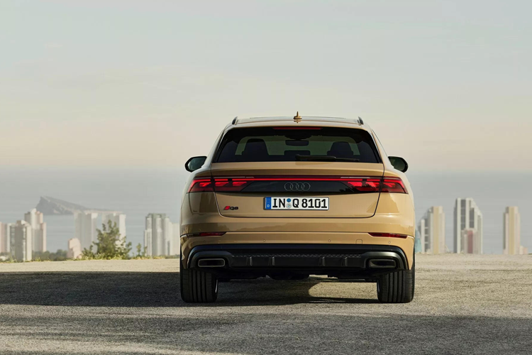 Là bản hiệu năng cao nên SQ8 2024 dùng động cơ xăng V8 4.0 lít với công suất 507 mã lực PS (373 kW) và mô-men xoắn 770 Nm. Thời gian tăng tốc từ 0-100 km/h trong 4,1 giây, tốc độ tối đa 250 km/h. Động cơ này có thể tắt bớt một nửa số xi lanh chỉ trong 1/1000 giây để giảm mức tiêu thụ nhiên liệu khi cần thiết.