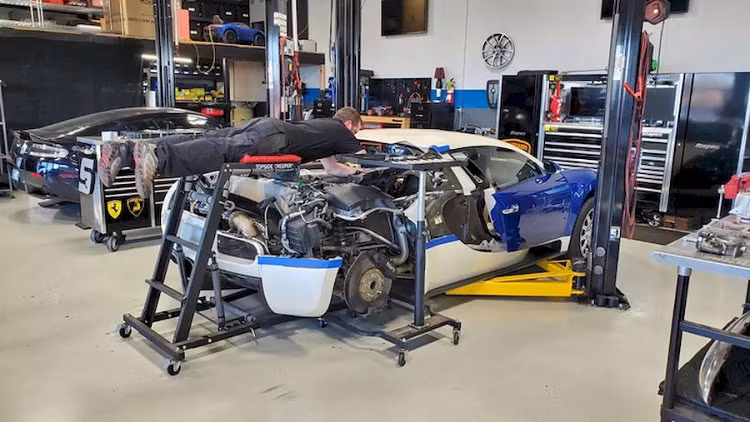 Bugatti thay nhot chinh hang du tien mua mot chiec oto moi-Hinh-3