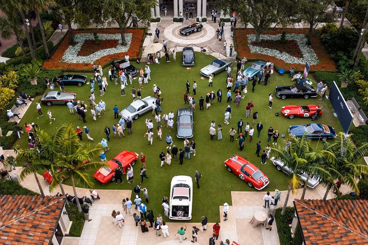 Trong số rất nhiều chiếc Ferrari hàng hiếm xuất hiện trên bãi cỏ cho Concours vào thứ Bảy, ngày 28 tháng 1 là những chiếc xe đã đua tại Le Mans trong những năm qua. Lần đầu tiên Ferrari xuất hiện tại cuộc đua sức bền là vào năm 1949; từ đây đánh dấu sự khởi đầu của một di sản dẫn đến hàng chục chiến thắng trong hạng và chín chiến thắng chung cuộc.