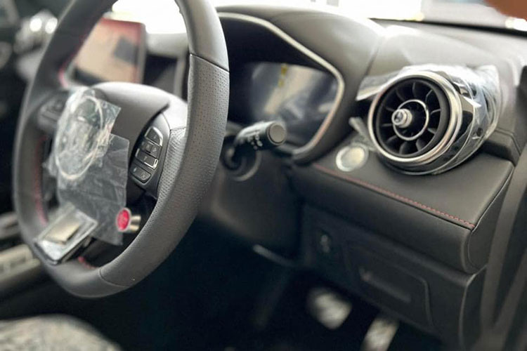 Tương tự các mẫu xe MG khác, HS mới cũng có nhiều trang bị an toàn như hệ thống phát hiện điểm mù, cảnh báo phương tiện cắt ngang khi lùi, cảnh báo va chạm khi mở cửa, hỗ trợ chuyển làn đường...