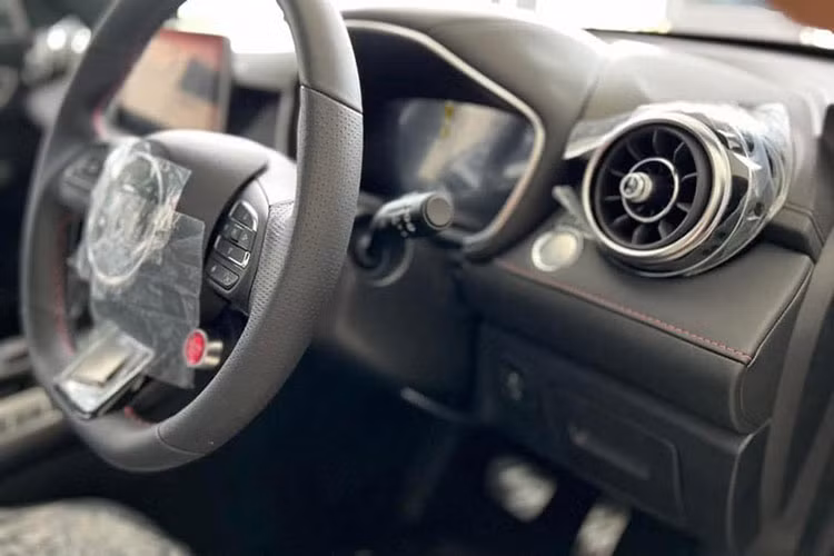 Tương tự các mẫu xe MG khác, HS mới cũng có nhiều trang bị an toàn như hệ thống phát hiện điểm mù, cảnh báo phương tiện cắt ngang khi lùi, cảnh báo va chạm khi mở cửa, hỗ trợ chuyển làn đường...