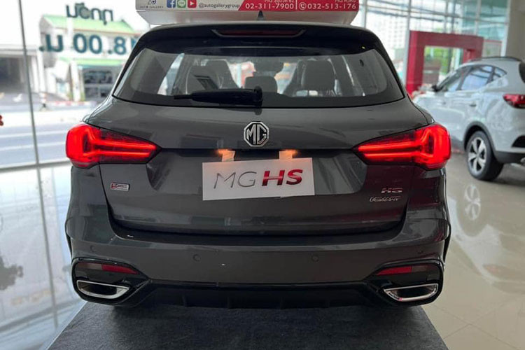 Ngoài ra, MG HS 2023 nhập khẩu Thái Lan khi về Việt Nam cũng được trang bị dải đèn LED định vị ban ngày, cản trước/sau, đèn sương mù, nắp ca-pô, vành la-zăng, bộ khuếch tán gió phía sau và đầu ống xả giả cải tiến.