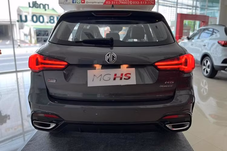 Ngoài ra, MG HS 2023 nhập khẩu Thái Lan khi về Việt Nam cũng được trang bị dải đèn LED định vị ban ngày, cản trước/sau, đèn sương mù, nắp ca-pô, vành la-zăng, bộ khuếch tán gió phía sau và đầu ống xả giả cải tiến.