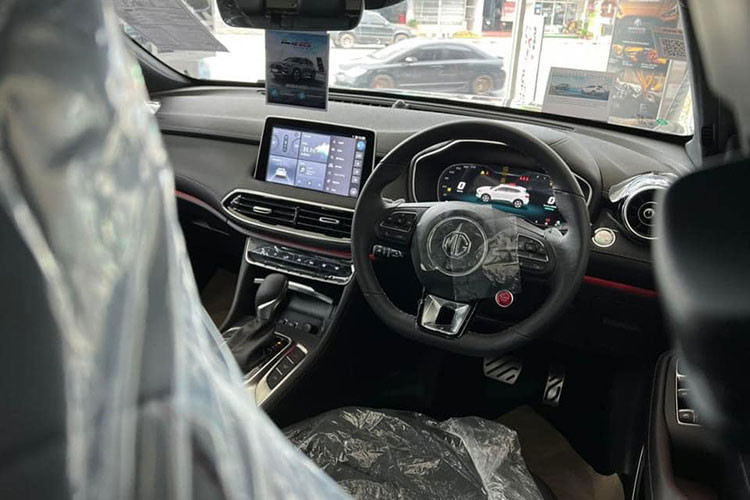 Nội thây xe với vô lăng 3 chấu vát đáy, bảng đồng hồ kỹ thuật số, hệ thống định vị với công nghệ thực tế ảo, màn hình cảm ứng trung tâm 10 inch, hệ thống định vị thực tế ảo, điều hòa tự động 2 vùng độc lập với lọc bụi mịn PM2.5, gương chiếu hậu chống chói, cửa sổ trời toàn cảnh Panorama, hệ thống đèn viền nội thất, nút bấm khởi động máy, phanh tay điện tử và hệ thống âm thanh 6 loa.