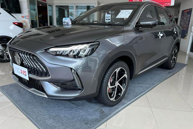 Ở phiên bản mới, MG HS sẽ được nhập khẩu nguyên chiếc từ Thái Lan, tương tự 2 người anh em MG5 và ZS. Hiện nhân viên tư vấn bán hàng tại đại lý cũng đã nhận cọc cho mẫu SUV cỡ C này. Theo thông tin từ đại lý, thời gian giao MG HS 2023 cho khách hàng Việt Nam là ngay từ tháng 8/2023. 