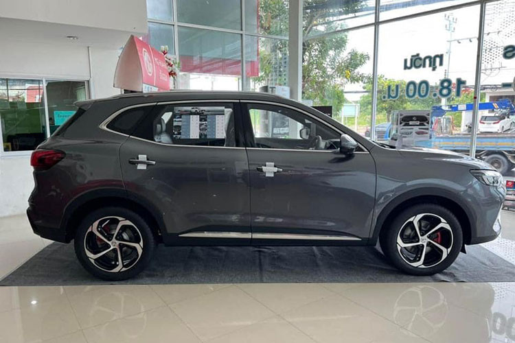 Qua hình ảnh chụp tại cảng, có thể thấy MG HS 2023 về Việt Nam sở hữu ngoại hình không khác gì xe đang bán tại Thái Lan. Mẫu SUV cỡ C này được nâng cấp thiết kế với lưới tản nhiệt, đèn pha...