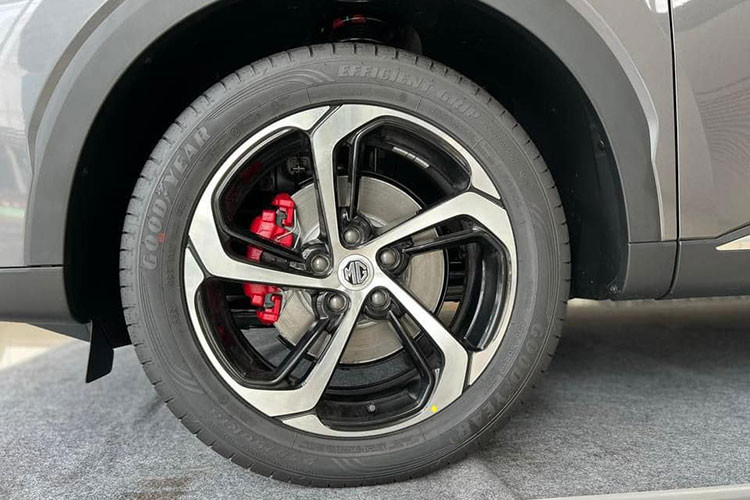 Giá xe MG HS 2023 ở Việt Nam chưa được hé lộ nhưng dự đoán sẽ dao động từ 750 triệu đồng. Xe sẽ tiếp tục cạnh tranh với những đối thủ như Mazda CX-5, Honda CR-V và Hyundai Tucson.