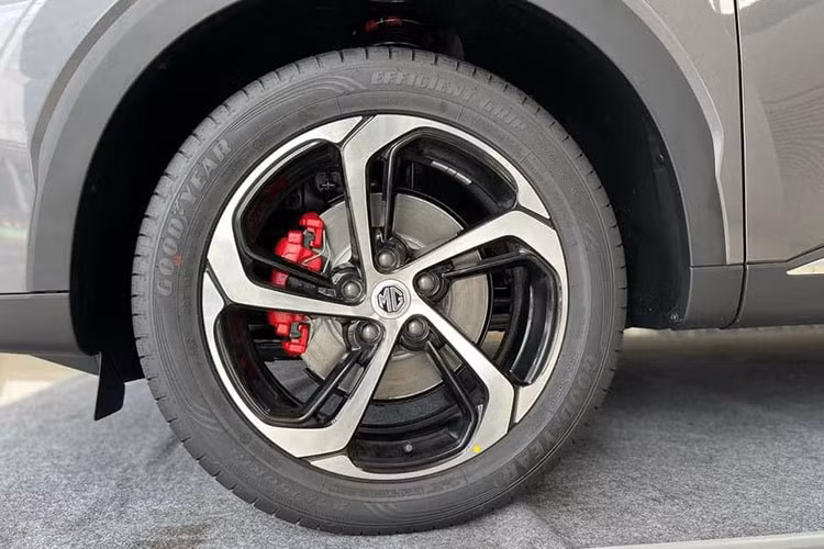 Giá xe MG HS 2023 ở Việt Nam chưa được hé lộ nhưng dự đoán sẽ dao động từ 750 triệu đồng. Xe sẽ tiếp tục cạnh tranh với những đối thủ như Mazda CX-5, Honda CR-V và Hyundai Tucson.