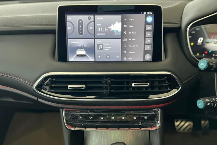 Hình ảnh cho thấy MG HS 2023 tại Việt Nam sẽ có camera 360 độ. Tại thị trường Thái Lan, MG HS 2023 có 2 loại động cơ. Khi về Việt Nam, mẫu SUV cỡ C này dự kiến sẽ chỉ dùng động cơ xăng 4 xi-lanh, tăng áp.