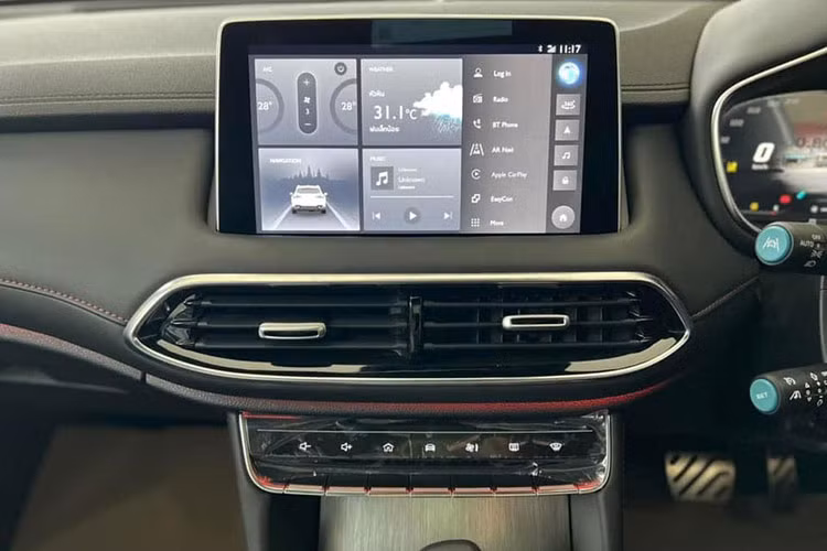 Hình ảnh cho thấy MG HS 2023 tại Việt Nam sẽ có camera 360 độ. Tại thị trường Thái Lan, MG HS 2023 có 2 loại động cơ. Khi về Việt Nam, mẫu SUV cỡ C này dự kiến sẽ chỉ dùng động cơ xăng 4 xi-lanh, tăng áp.