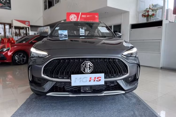 Hiện chưa có thông tin về trang bị của MG HS 2023 ở Việt Nam. Trong khi đó, ở Thái Lan, xe có đèn pha LED, đèn hậu LED toàn phần, vành hợp kim 18 inch, cùm phanh màu đỏ thể thao, ghế bọc da nhân tạo, ghế lái chỉnh điện 6 hướng, ghế phụ lái chỉnh điện 4 hướng và ghế sau gập 60:40.