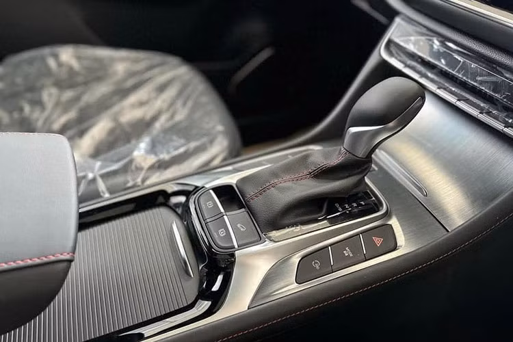 Các trang bị an toàn khác trên MG HS 2023 như; cảnh báo/ngăn lệch làn đường, hỗ trợ giữ làn đường, hệ thống kiểm soát hành trình thích ứng, hệ thống kiểm soát hành trình ở tốc độ thấp, ngăn va chạm phía trước, đèn pha thông minh và phanh khẩn cấp tự động.