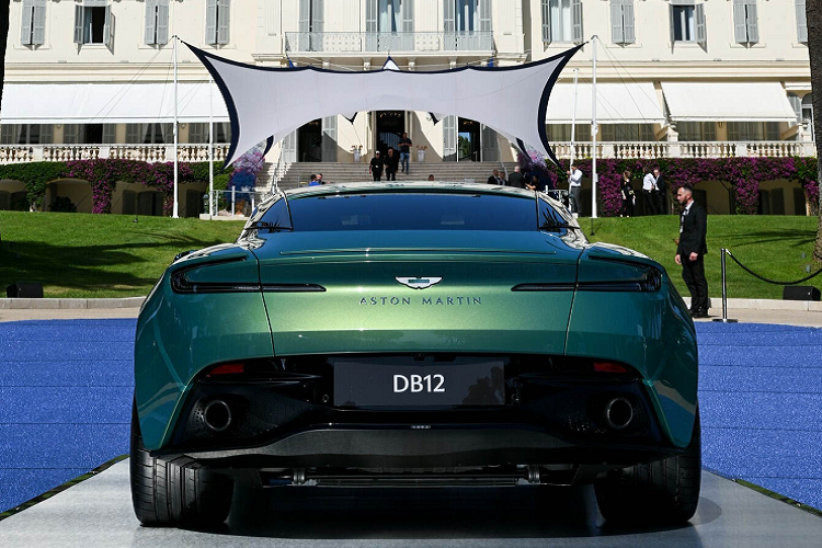 Nội thất DB12 hiện đại hơn với vô-lăng mới và bảng đồng hồ được thay bằng một màn hình kỹ thuật số. Ở trung tâm táp-lô là màn hình giải trí 10,25 inch, hỗ trợ đầy đủ Apple CarPlay/Android Auto, kết nối 4G, trợ lý giọng nói và cho phép cập nhật phần mềm OTA. Đây là một sự cải tiến vượt bậc so với hệ thống cũ của DB11, vốn được "mượn" từ Mercedes-Benz.