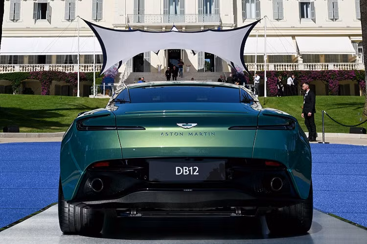 Nội thất DB12 hiện đại hơn với vô-lăng mới và bảng đồng hồ được thay bằng một màn hình kỹ thuật số. Ở trung tâm táp-lô là màn hình giải trí 10,25 inch, hỗ trợ đầy đủ Apple CarPlay/Android Auto, kết nối 4G, trợ lý giọng nói và cho phép cập nhật phần mềm OTA. Đây là một sự cải tiến vượt bậc so với hệ thống cũ của DB11, vốn được "mượn" từ Mercedes-Benz.