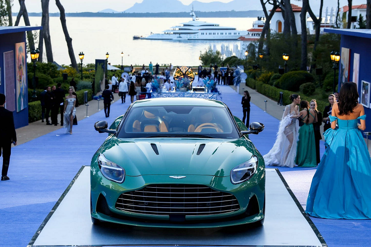 Trong khuôn khổ liên hoan phim Cannes 2023 ở Pháp, một chiếc Aston Martin DB12 2024 mới mang trên mình màu xanh Ngọc lục bảo Iridescent Emerald tuyệt đẹp đã được bán đấu giá 1,6 triệu USD (tương đương 37,6 tỷ đồng).