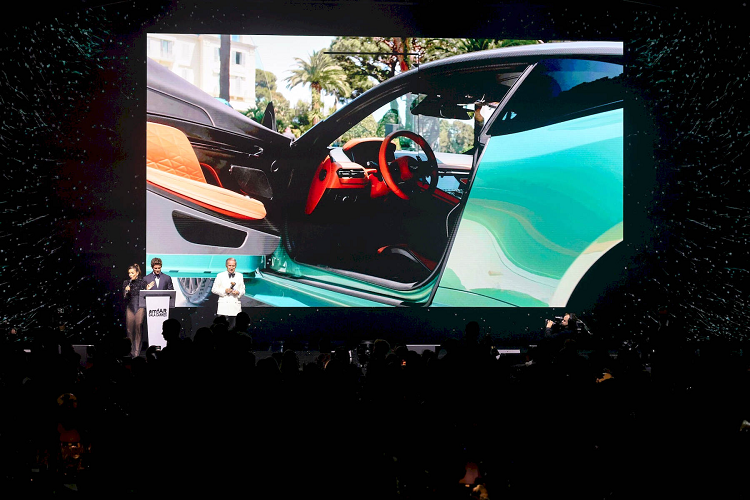 Chiếc xe đua F1 AMR23 của Aston Martin cũng được trưng bày tại amfAR Gala Cannes lần này. DB12 là siêu phẩm mới nhất vừa được Aston Martin giới thiệu cách đây chưa lâu. Mẫu xe ra đời thay thế cho vị trí của DB11 trong danh mục xe GT cao cấp của hãng xe Anh Quốc, đúng vào dịp kỷ niệm 110 năm thành lập Aston Martin và 75 năm ra đời dòng xe DB.