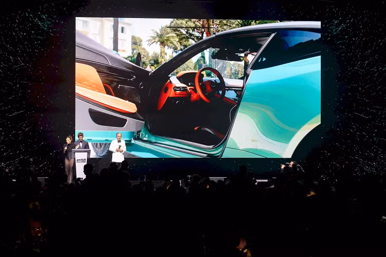 Chiếc xe đua F1 AMR23 của Aston Martin cũng được trưng bày tại amfAR Gala Cannes lần này. DB12 là siêu phẩm mới nhất vừa được Aston Martin giới thiệu cách đây chưa lâu. Mẫu xe ra đời thay thế cho vị trí của DB11 trong danh mục xe GT cao cấp của hãng xe Anh Quốc, đúng vào dịp kỷ niệm 110 năm thành lập Aston Martin và 75 năm ra đời dòng xe DB.