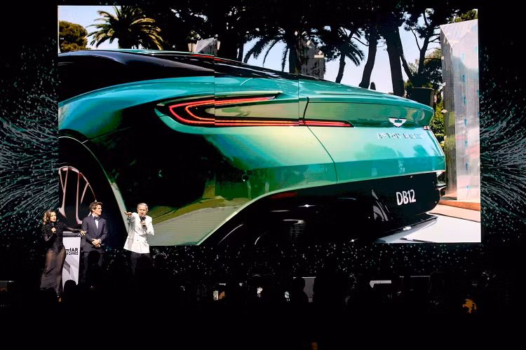 Nếu như trước đây mẫu DB11 vẫn còn được giới thiệu là xe "grand tourer", thì hiện giờ DB12 với hàng loạt cải tiến về hiệu năng vận hành được Aston Martin tự hào tuyên bố là đã đạt đến đẳng cấp "siêu tourer". Càng đáng nể hơn khi DB12 không còn sử dụng động cơ V12 như bản tiền nhiệm, mà chỉ được dùng động cơ V8.