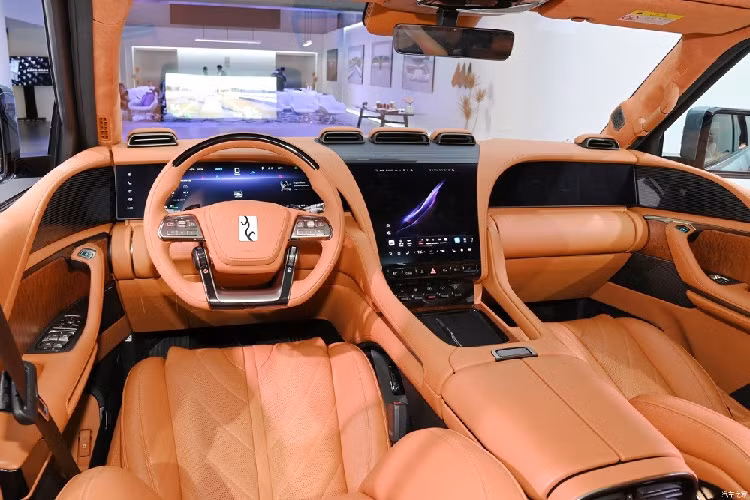 Tính năng massage đá nóng, hàng ghế sau gập một chạm, chip Nvidia Drive Orin, camera chụp ảnh nhiệt và điện thoại vệ tinh tích hợp cũng có trên xe. Với 3 cảm biến LiDAR, 5 radar sóng milimet, 12 cảm biến siêu âm và 13 camera độ nét cao, YangWang U8 đương nhiên không thiếu các tính năng trợ lái chủ động ADAS. Đồng thời, xe cũng có khả năng lái bán tự động cấp độ 2. 